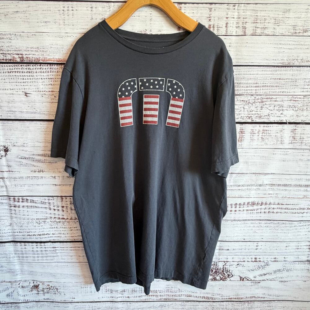 TRAVIS MATHEW "STAR BRIGHT" PATRIOTIC GRAPHIC TSHIRT CLASSIC MENS